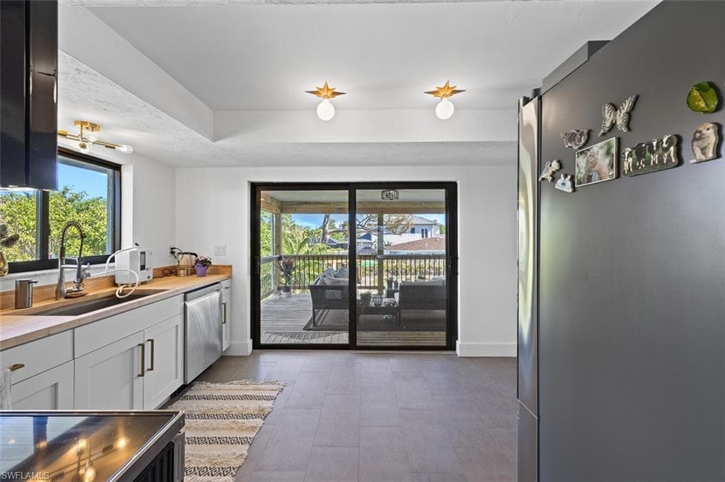 10602 Vanderbilt Dr, Naples, FL 34108-28