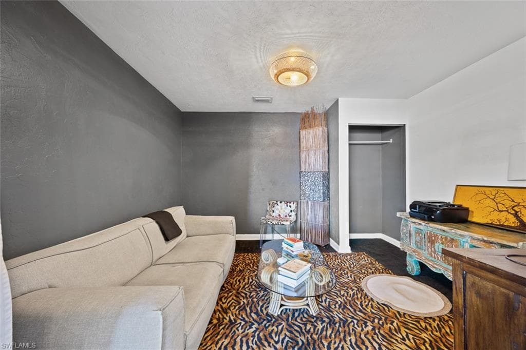 10602 Vanderbilt Dr, Naples, FL 34108-31