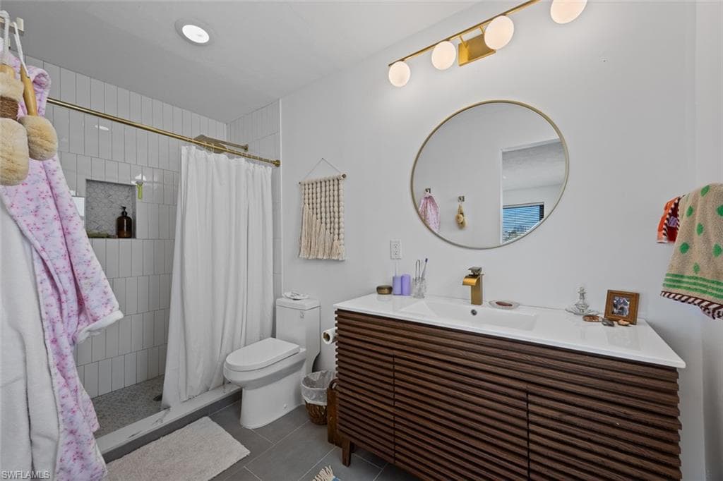 10602 Vanderbilt Dr, Naples, FL 34108-37