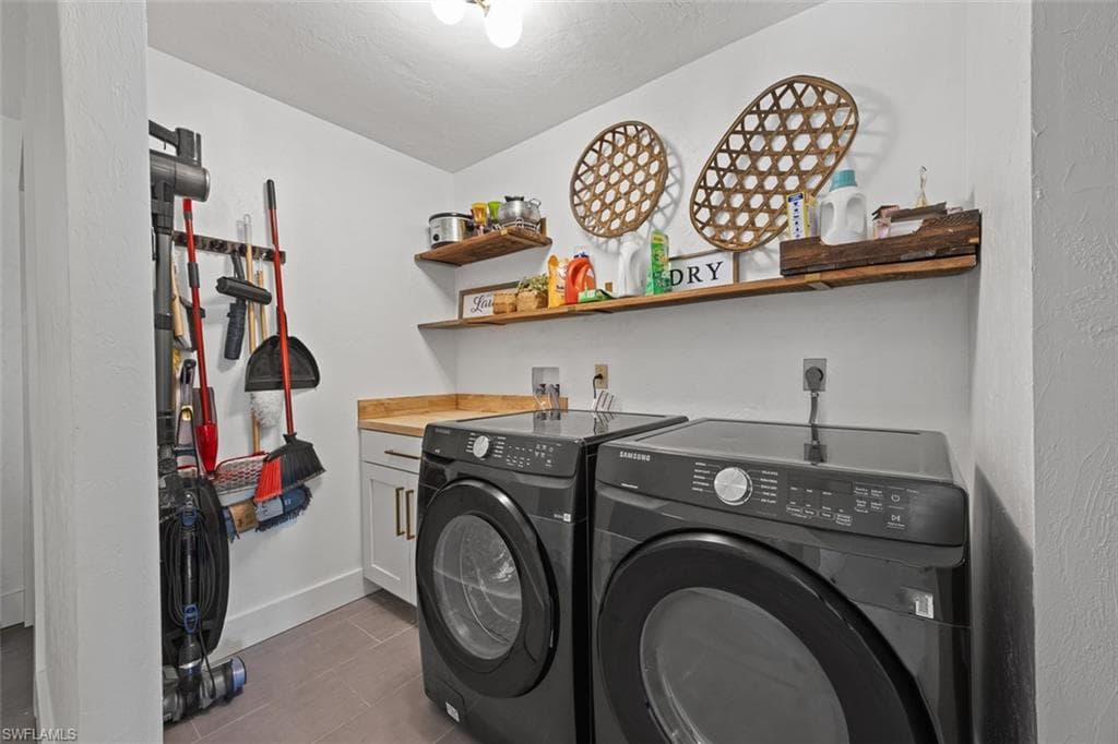 10602 Vanderbilt Dr, Naples, FL 34108-38