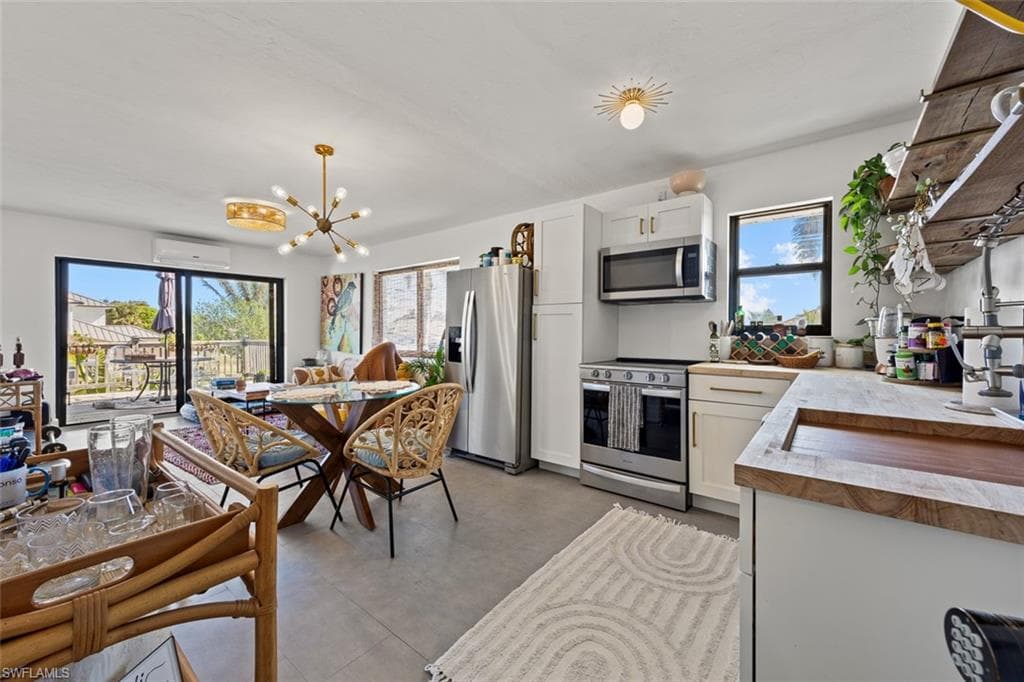 10602 Vanderbilt Dr, Naples, FL 34108-39