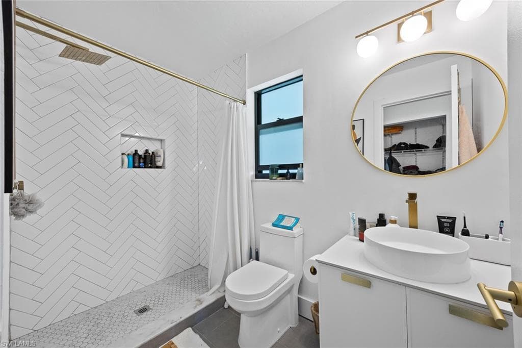 10602 Vanderbilt Dr, Naples, FL 34108-44