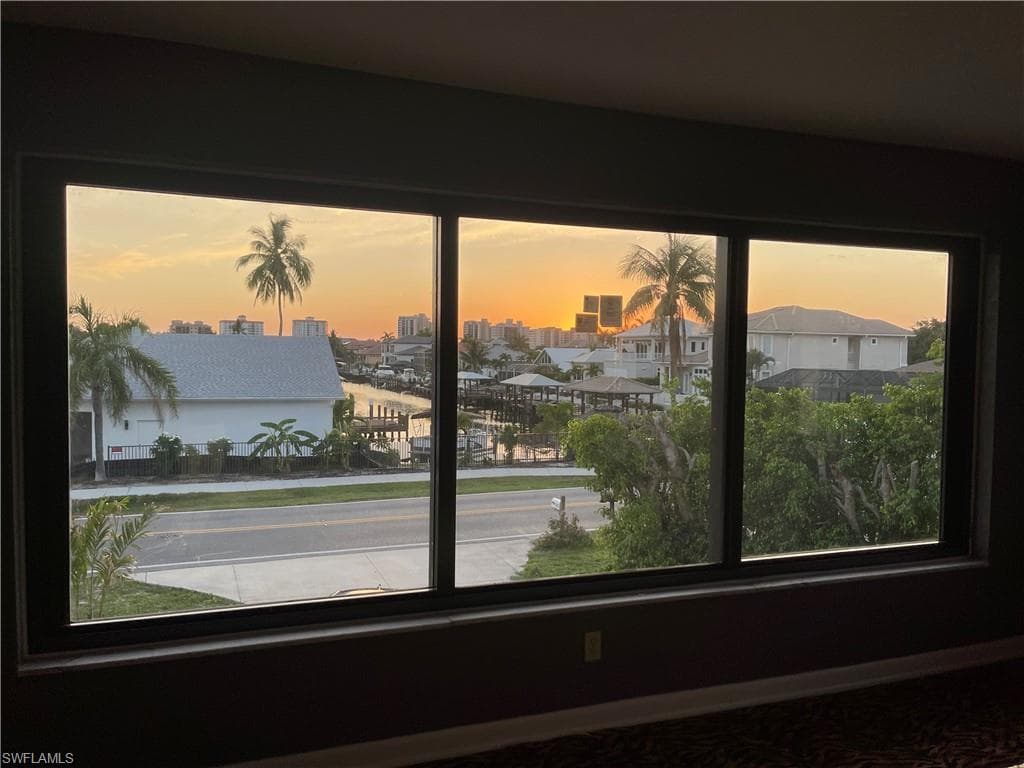 10602 Vanderbilt Dr, Naples, FL 34108-3