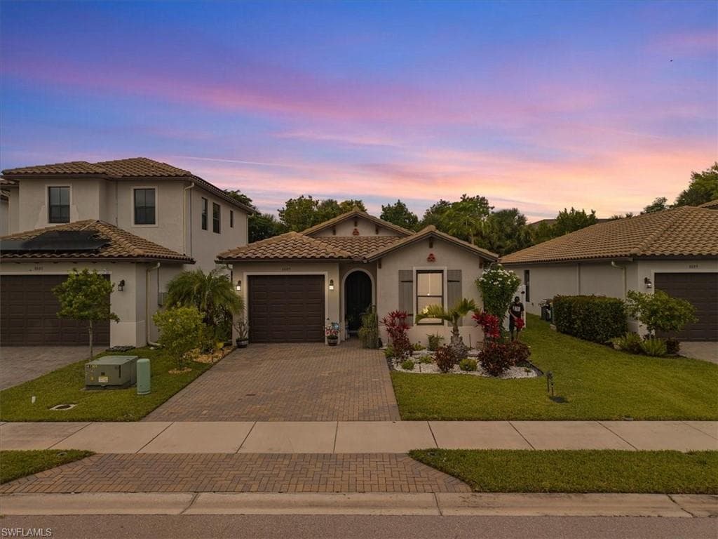 8805 Madrid Cir, Naples, FL 34104-1