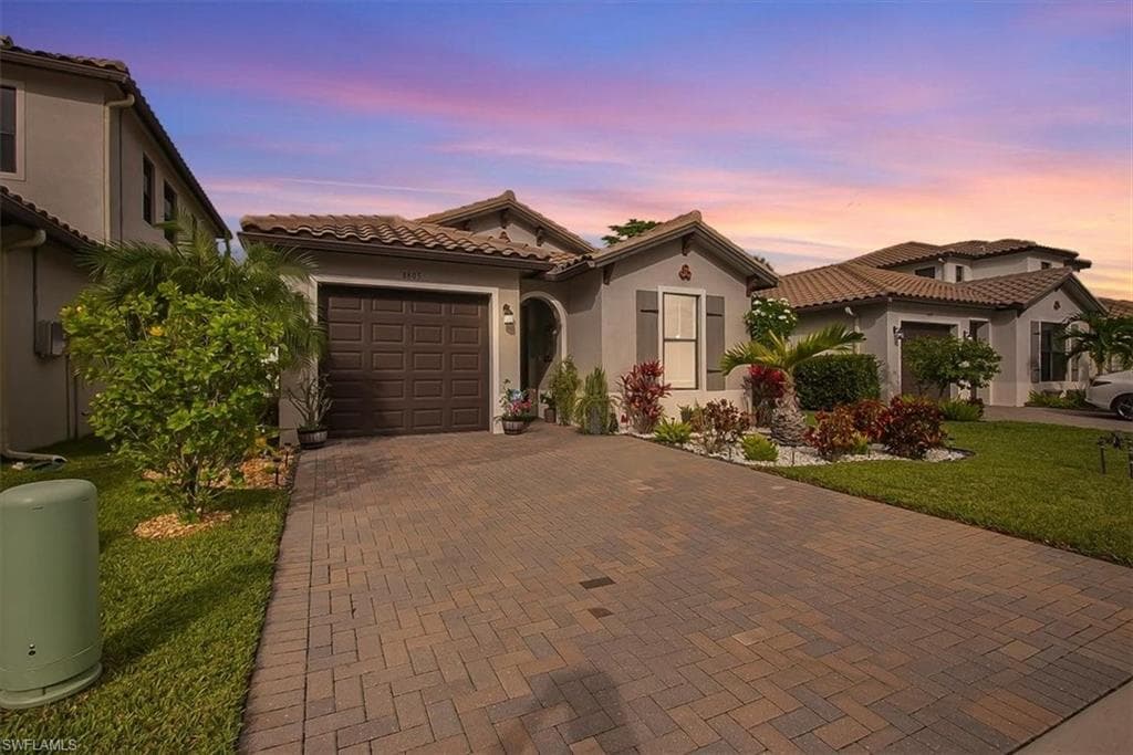 8805 Madrid Cir, Naples, FL 34104-2
