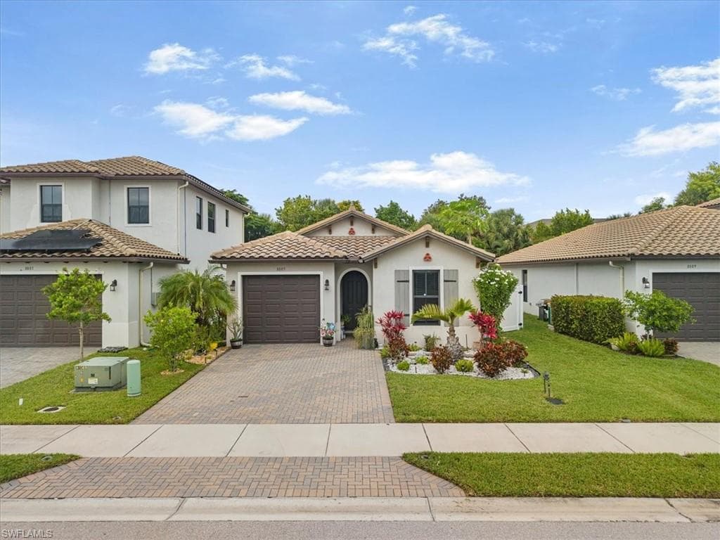 8805 Madrid Cir, Naples, FL 34104-3