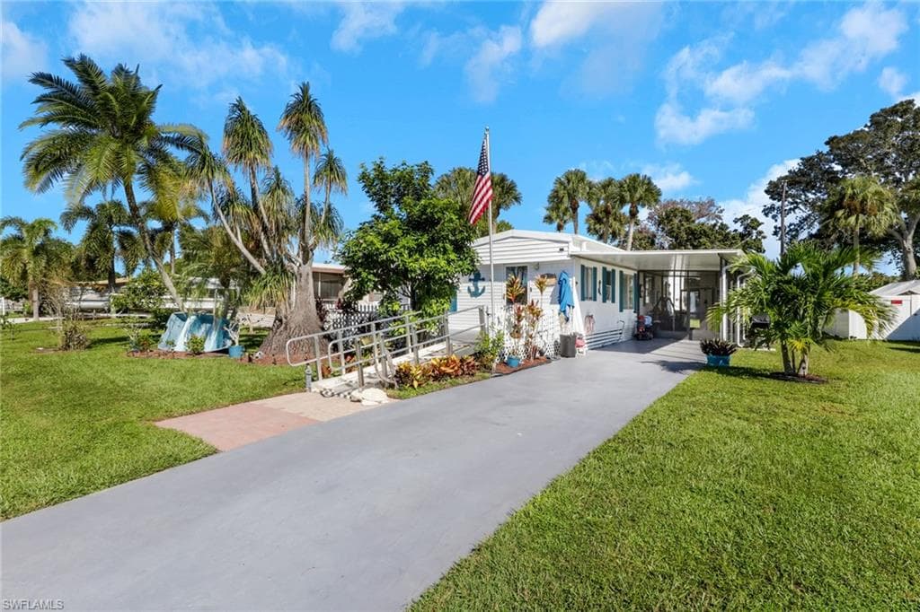 20 Derhenson Dr, Naples, FL 34114-1