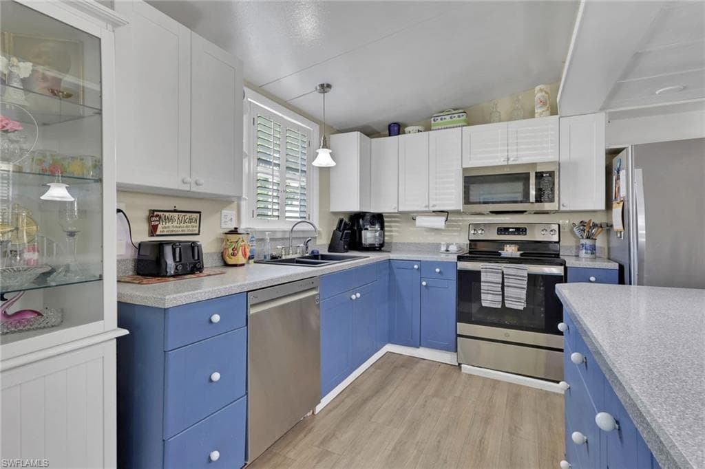 20 Derhenson Dr, Naples, FL 34114-6