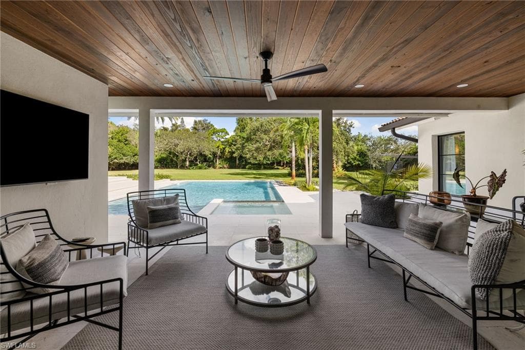 6818 Trail Blvd, Naples, FL 34108-37