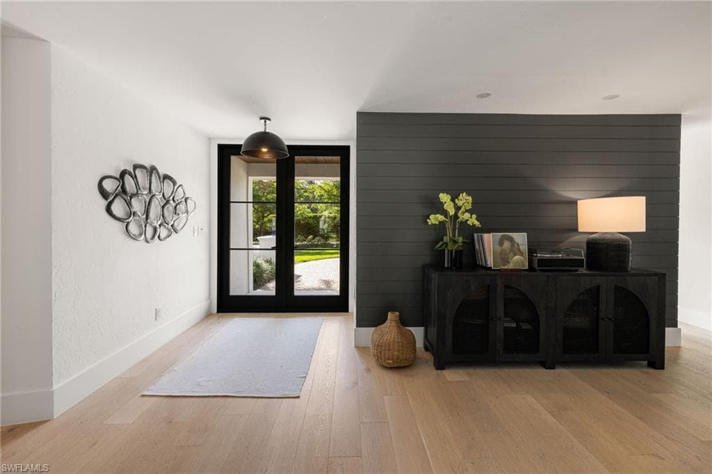 6818 Trail Blvd, Naples, FL 34108-4