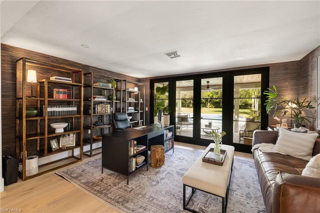 6818 Trail Blvd, Naples, FL 34108-5