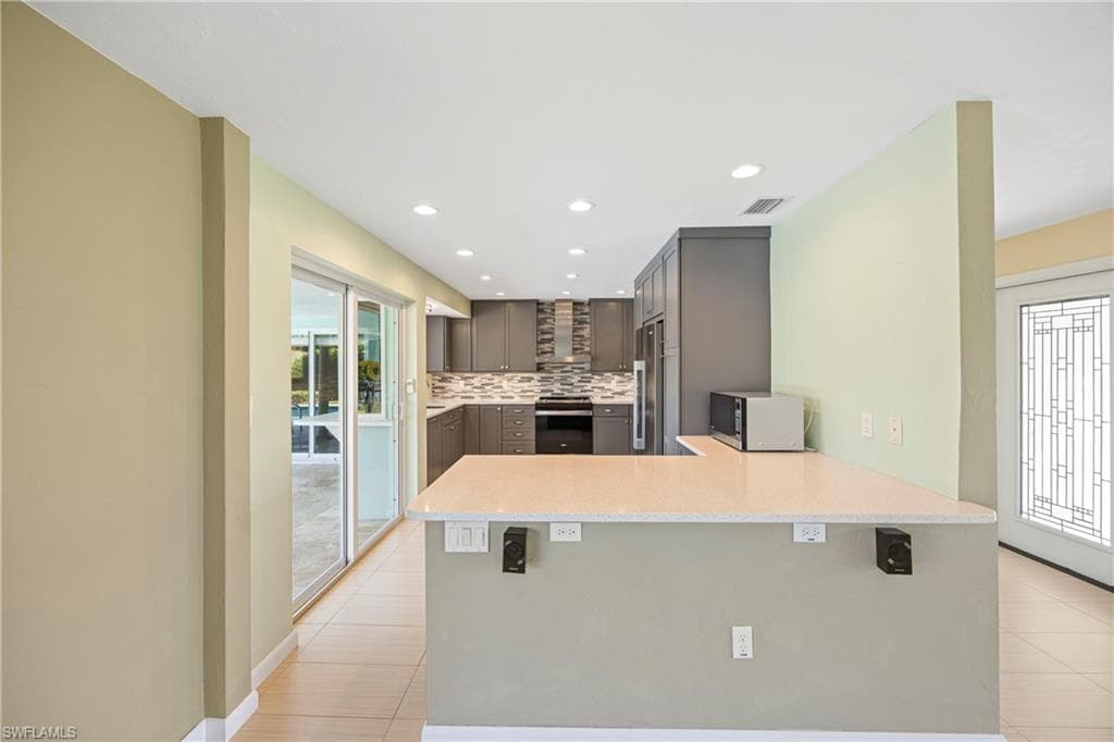 9757 Berkshire St, Naples, FL 34109-8