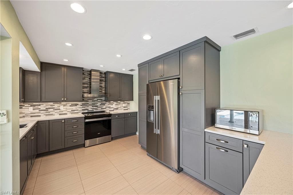 9757 Berkshire St, Naples, FL 34109-9