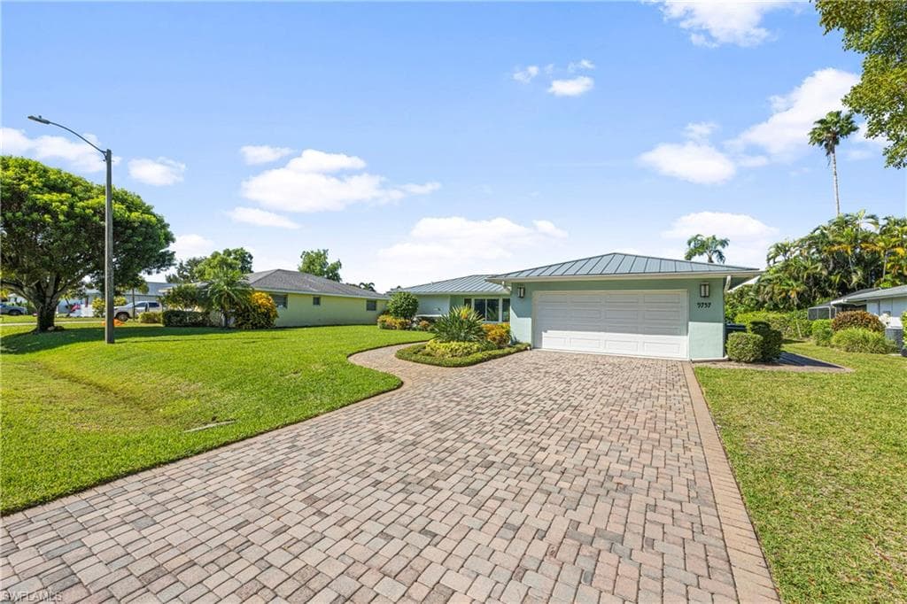 9757 Berkshire St, Naples, FL 34109-1