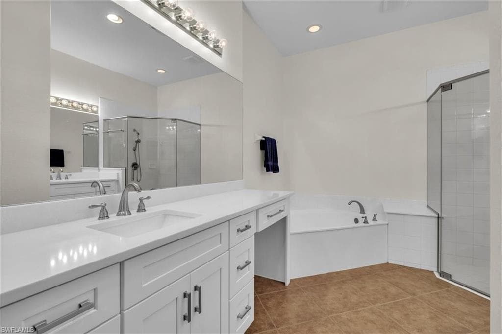 837 Vistana Cir 20, Naples, FL 34119-17