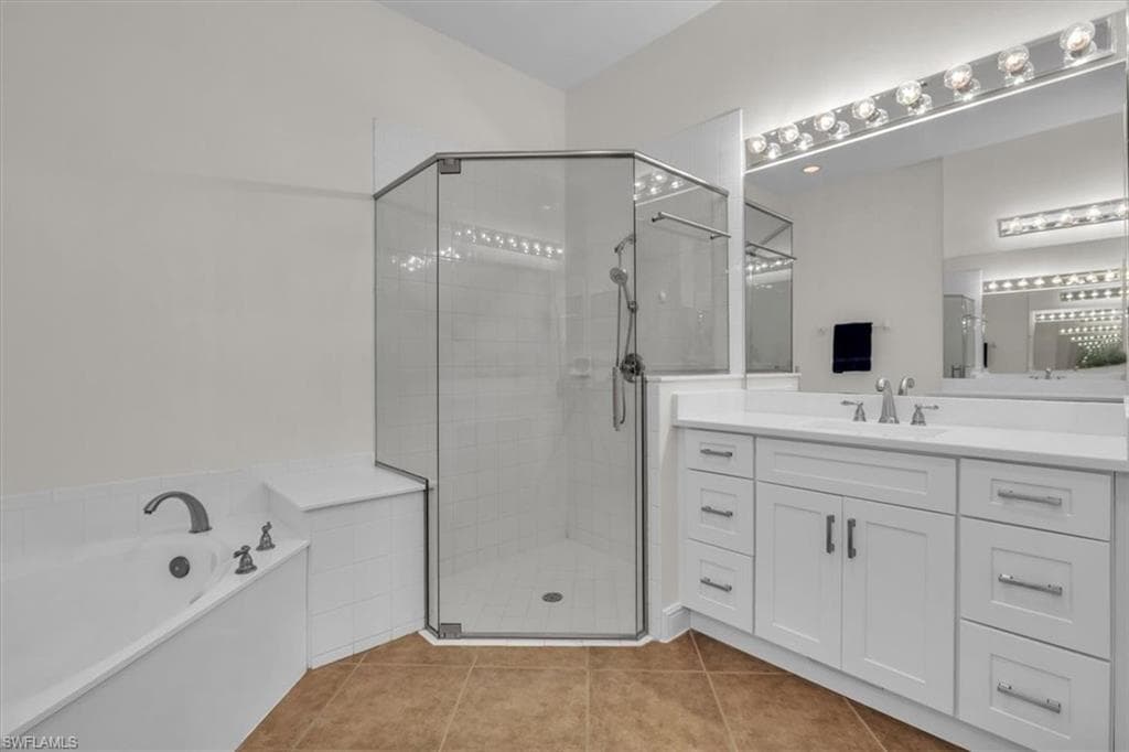 837 Vistana Cir 20, Naples, FL 34119-18
