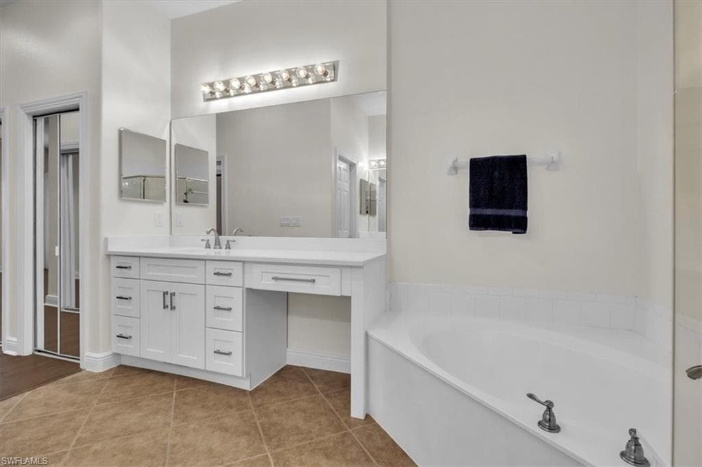 837 Vistana Cir 20, Naples, FL 34119-19