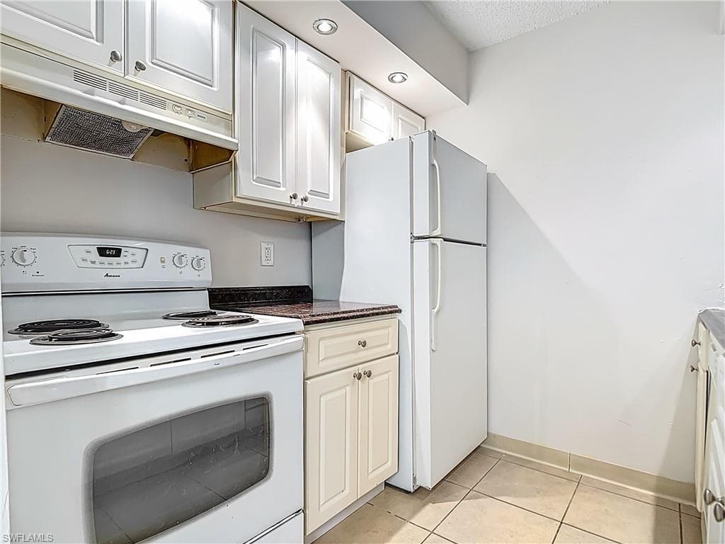 194 Santa Clara Dr 12, Naples, FL 34104-13