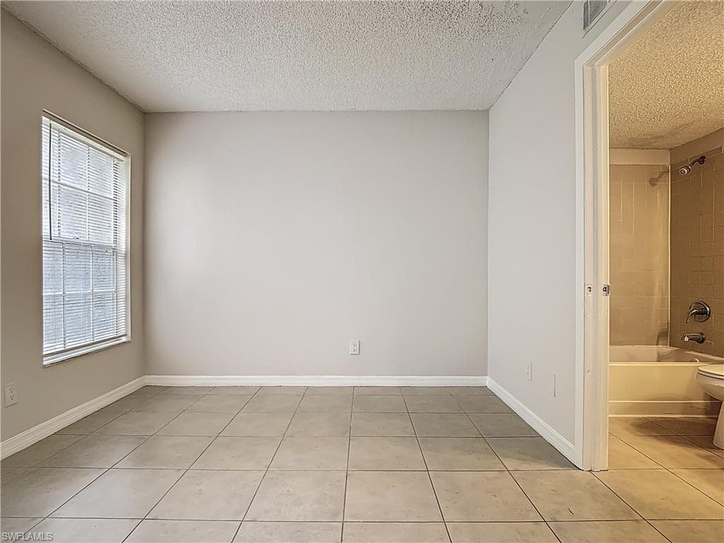 194 Santa Clara Dr 12, Naples, FL 34104-19