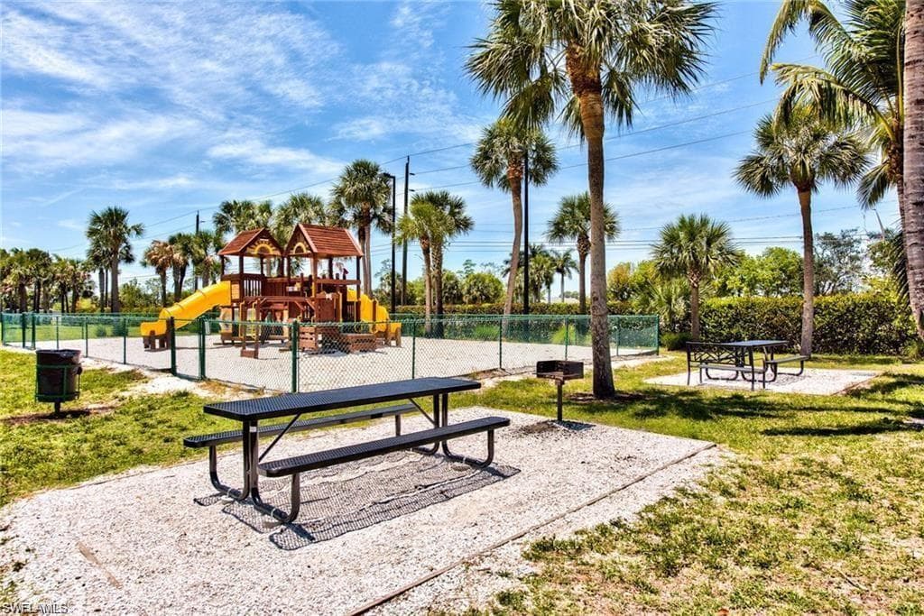 194 Santa Clara Dr 12, Naples, FL 34104-26