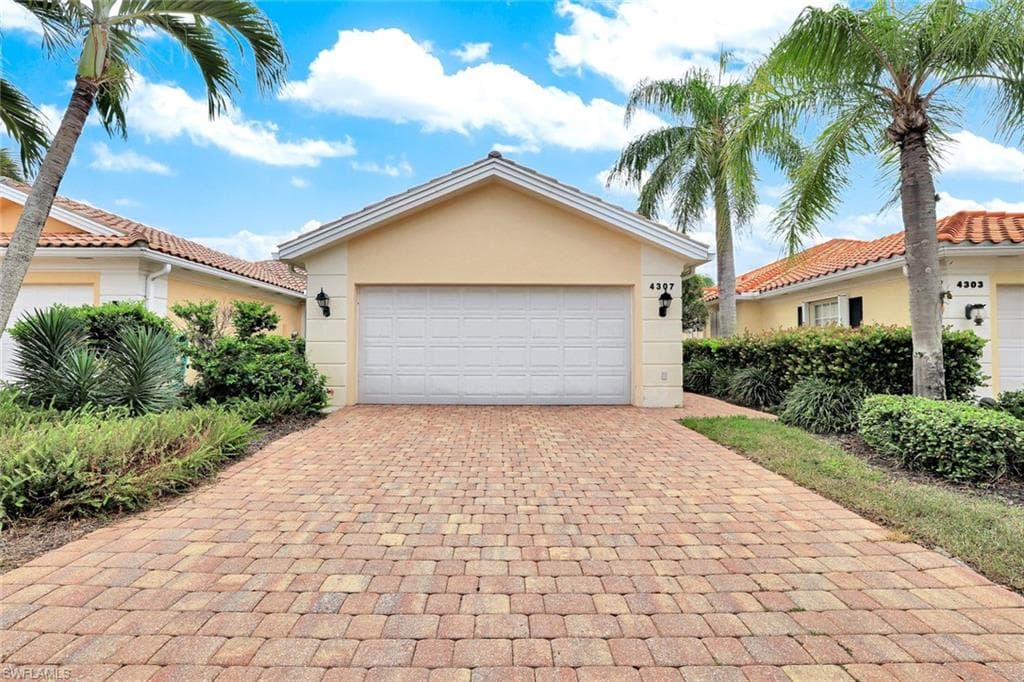 4307 Redonda Ln, Naples, FL 34119-5