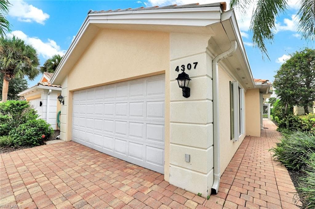 4307 Redonda Ln, Naples, FL 34119-6