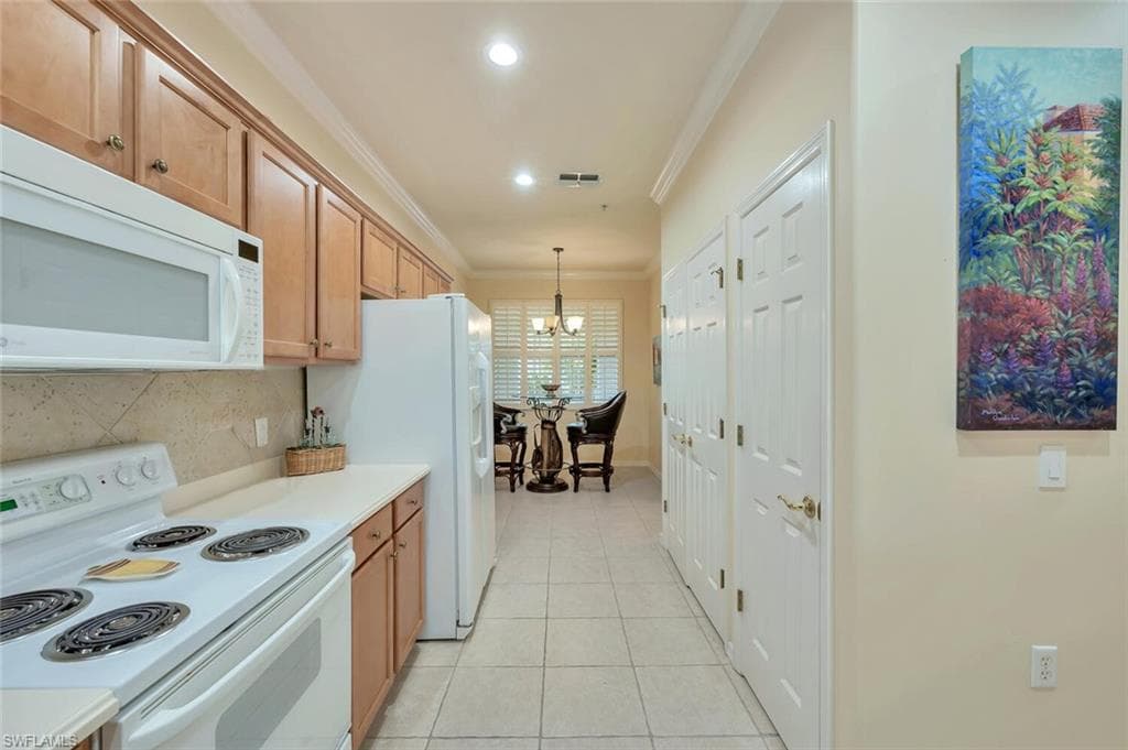 4863 Hampshire Ct 305, Naples, FL 34112-8
