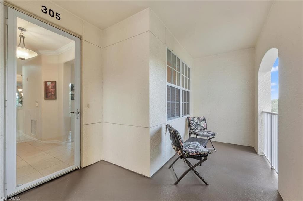 4863 Hampshire Ct 305, Naples, FL 34112-2