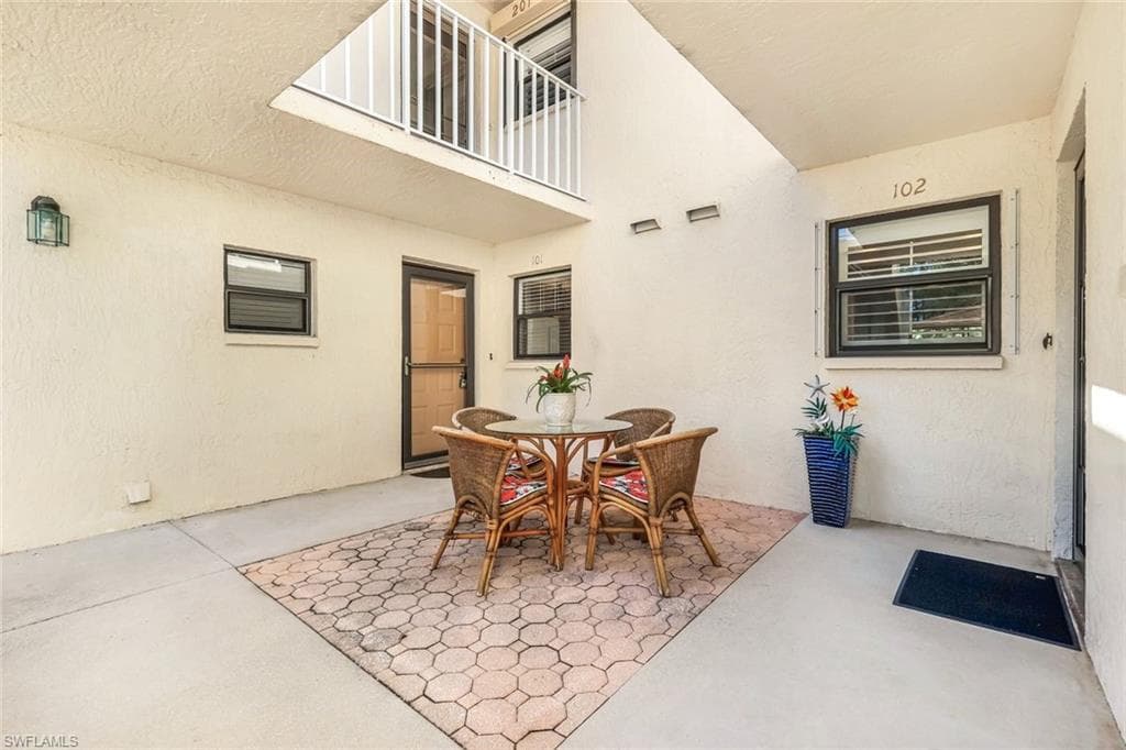 529 Lake Louise Cir 101, Naples, FL 34110-4