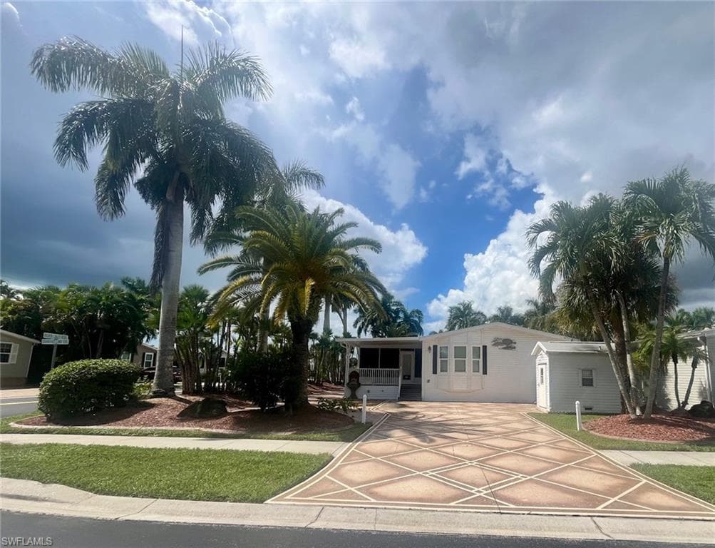 1352 Amethyst Lake Ln, Naples, FL 34114-1