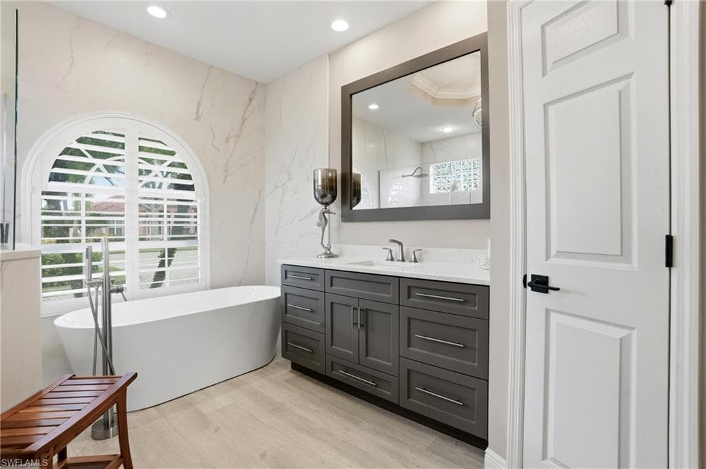 1676 Manchester Ct, Naples, FL 34109-21