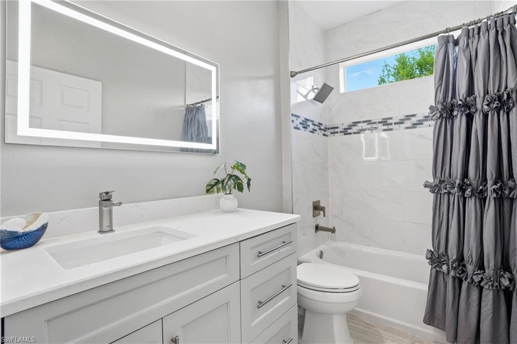 1676 Manchester Ct, Naples, FL 34109-26