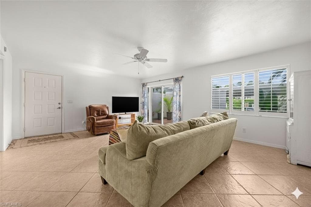 3052 Kings Lake Blvd, Naples, FL 34112-10