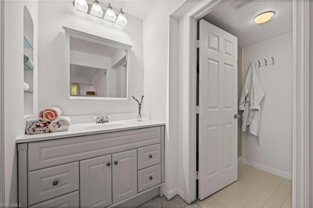 3052 Kings Lake Blvd, Naples, FL 34112-19