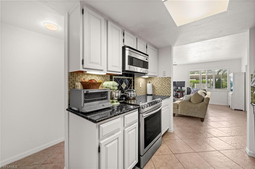 3052 Kings Lake Blvd, Naples, FL 34112-22