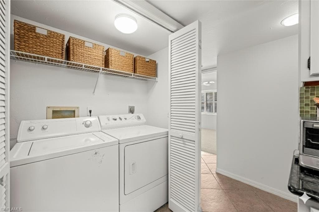 3052 Kings Lake Blvd, Naples, FL 34112-28