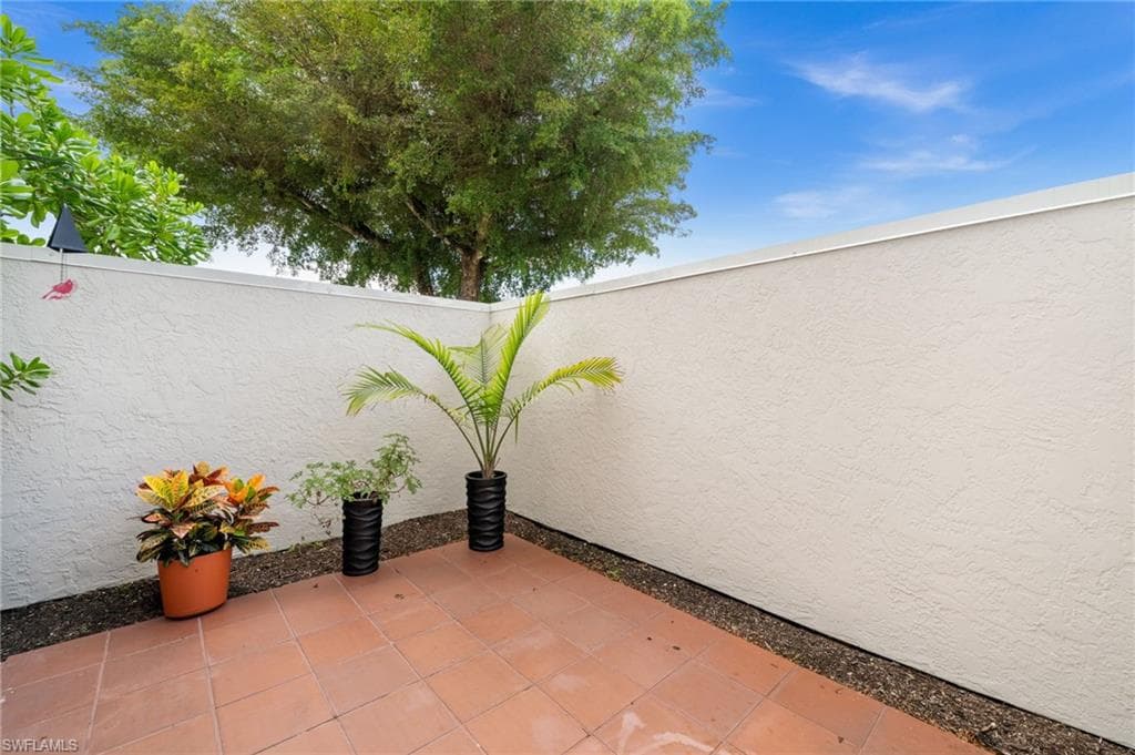 3052 Kings Lake Blvd, Naples, FL 34112-32