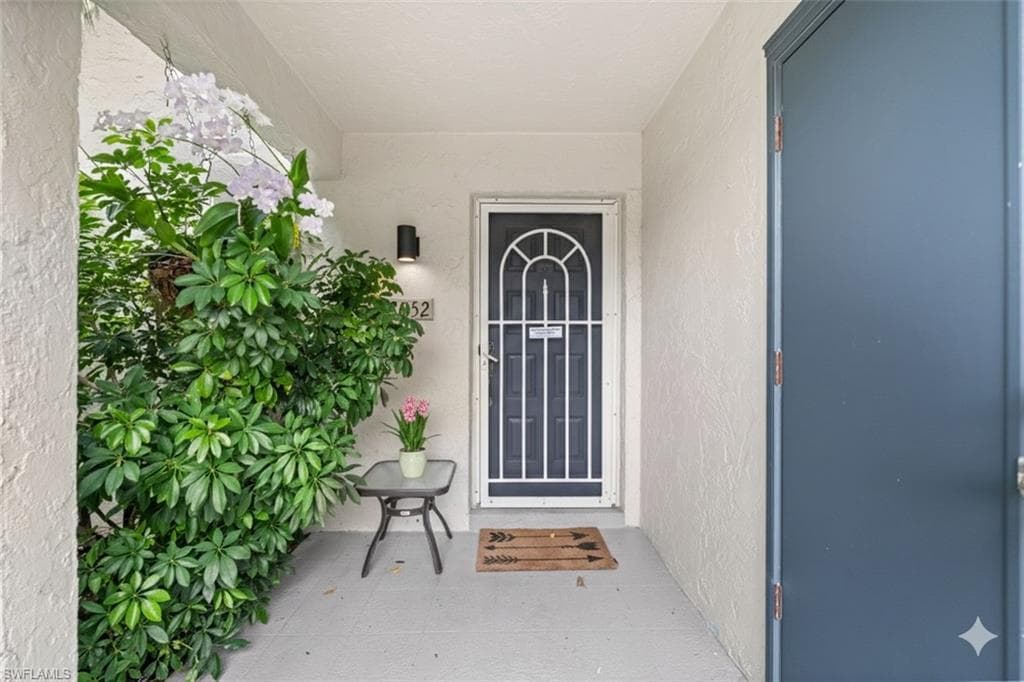 3052 Kings Lake Blvd, Naples, FL 34112-2
