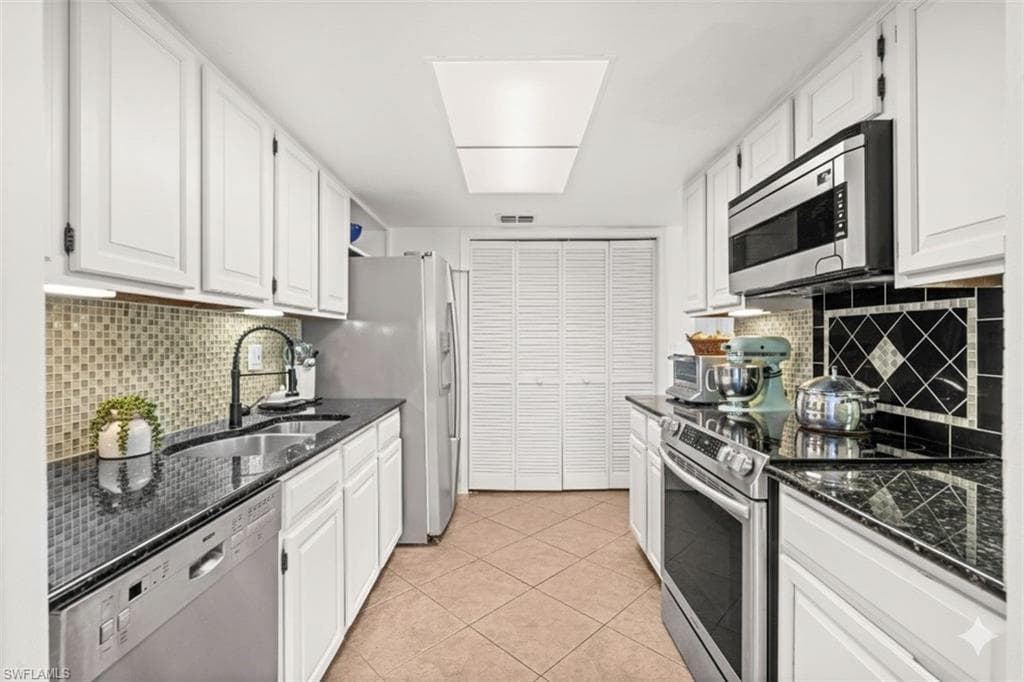3052 Kings Lake Blvd, Naples, FL 34112-4