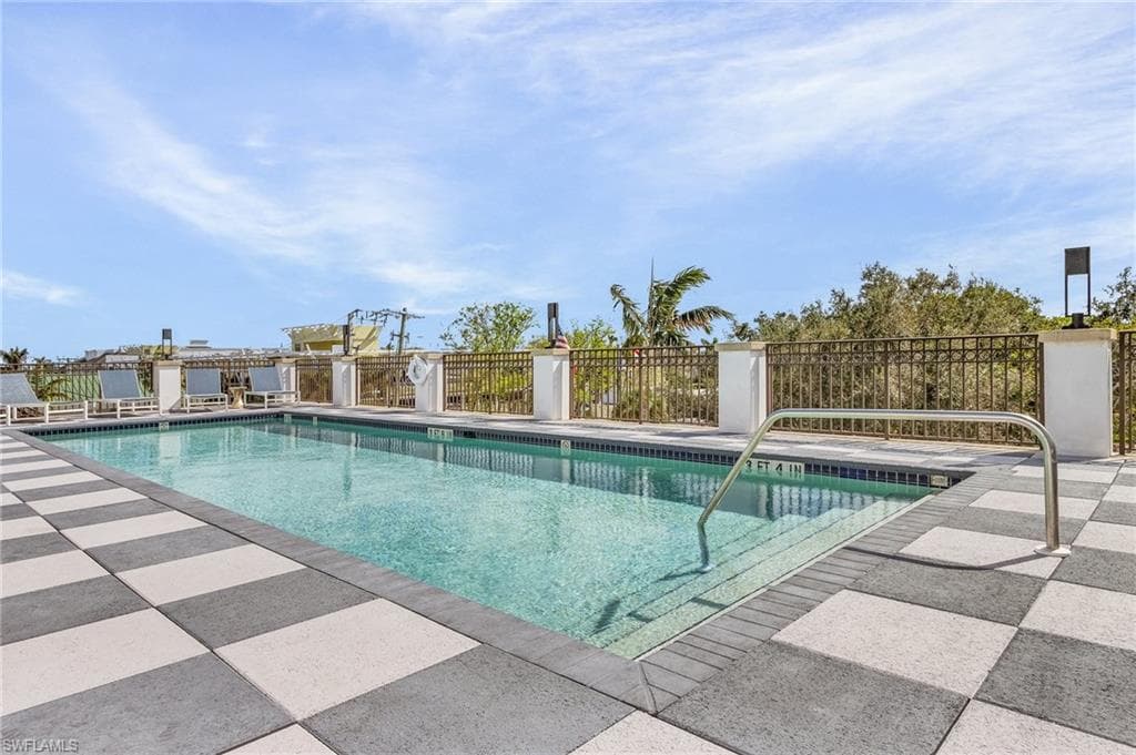 780 5th Ave S 3, Naples, FL 34102-37