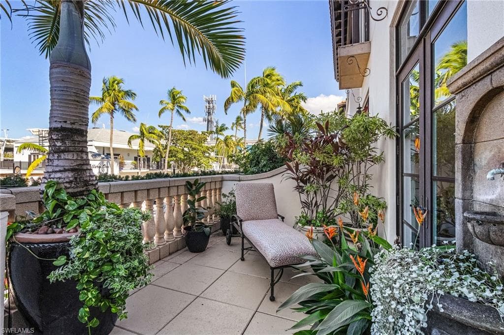 780 5th Ave S 3, Naples, FL 34102-4