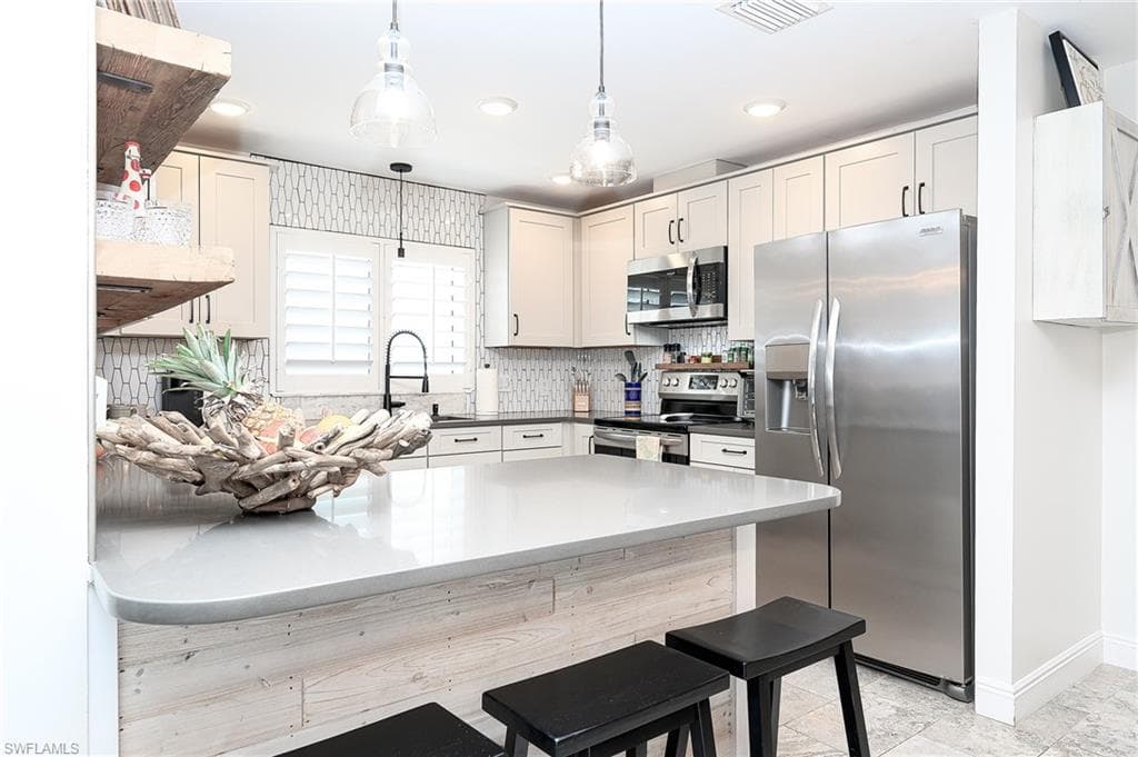 686 95th Ave N, Naples, FL 34108-8