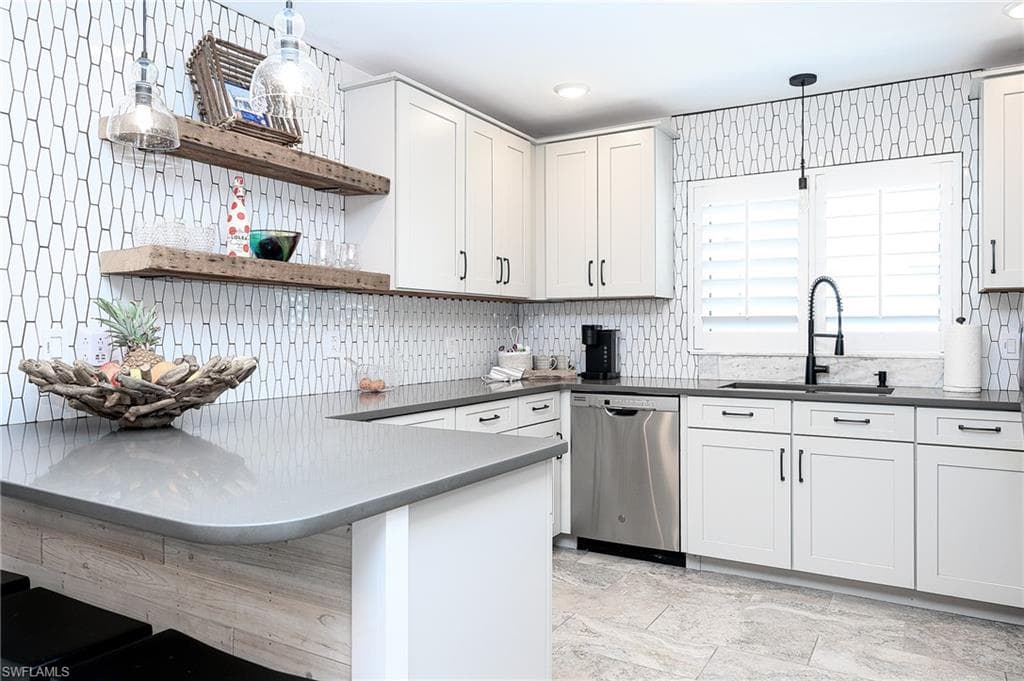 686 95th Ave N, Naples, FL 34108-9