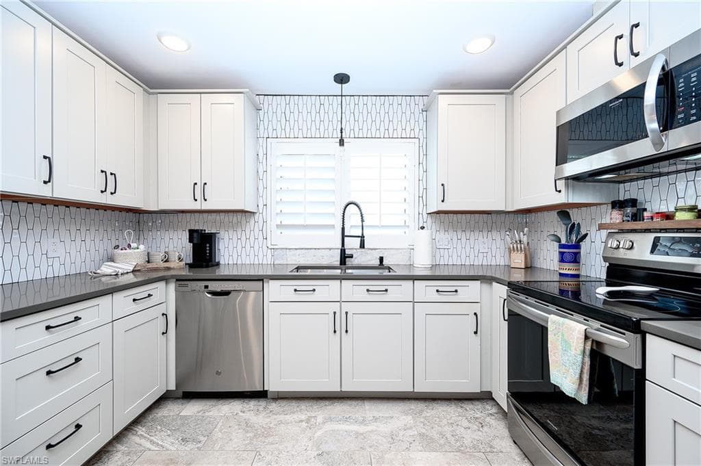 686 95th Ave N, Naples, FL 34108-10