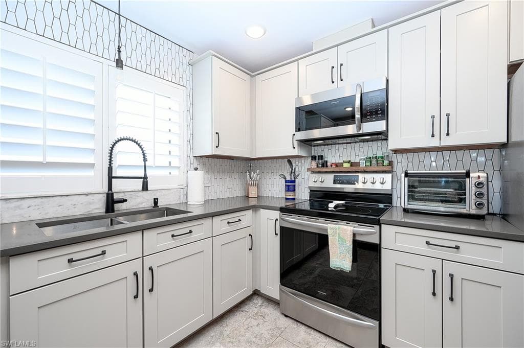 686 95th Ave N, Naples, FL 34108-11