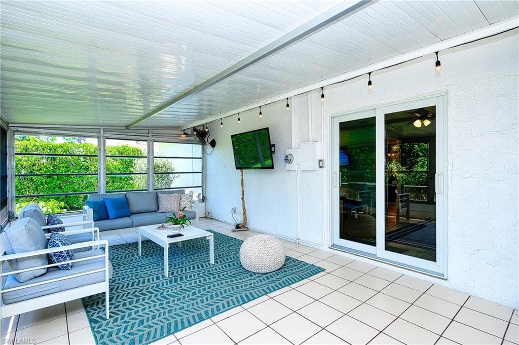 686 95th Ave N, Naples, FL 34108-23