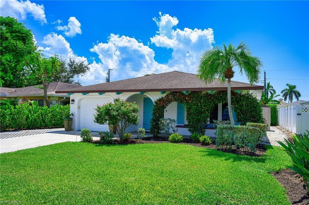 686 95th Ave N, Naples, FL 34108-1