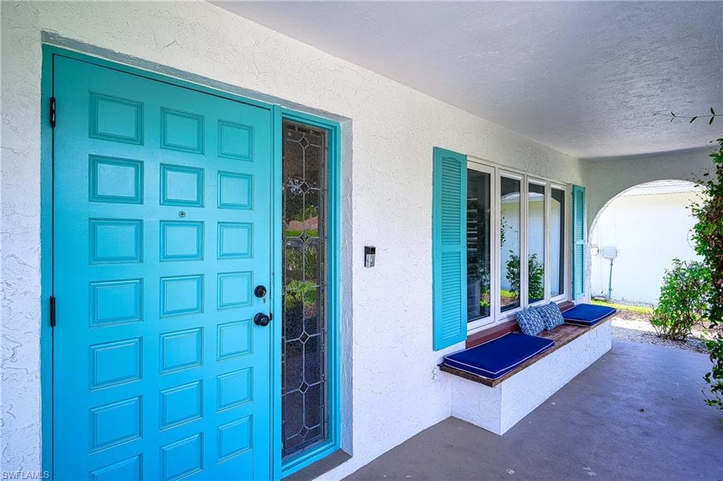 686 95th Ave N, Naples, FL 34108-2