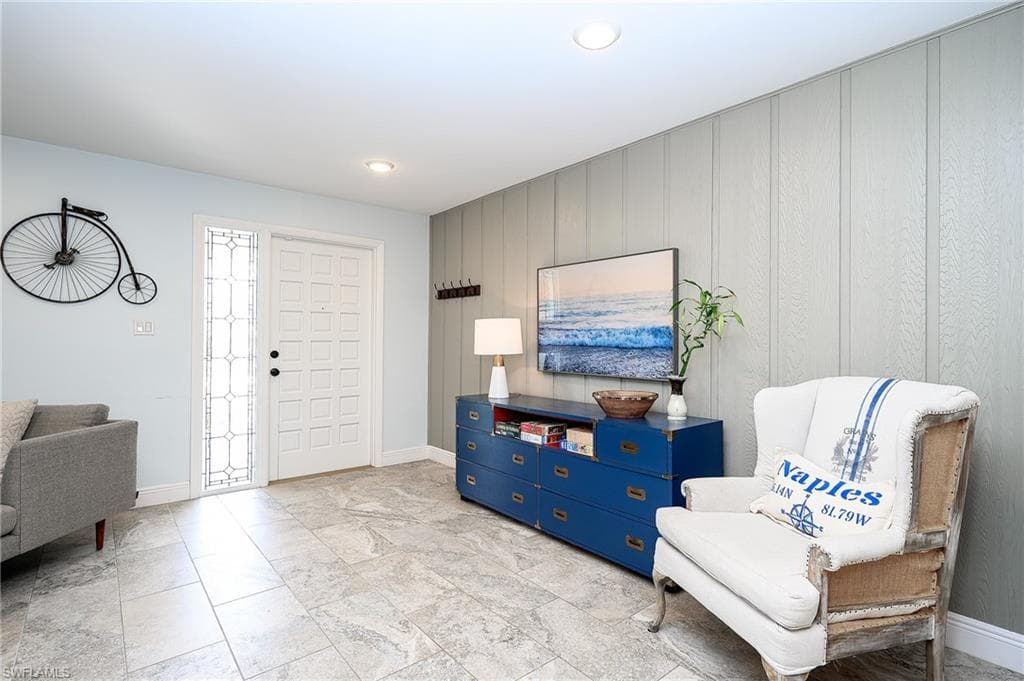 686 95th Ave N, Naples, FL 34108-3