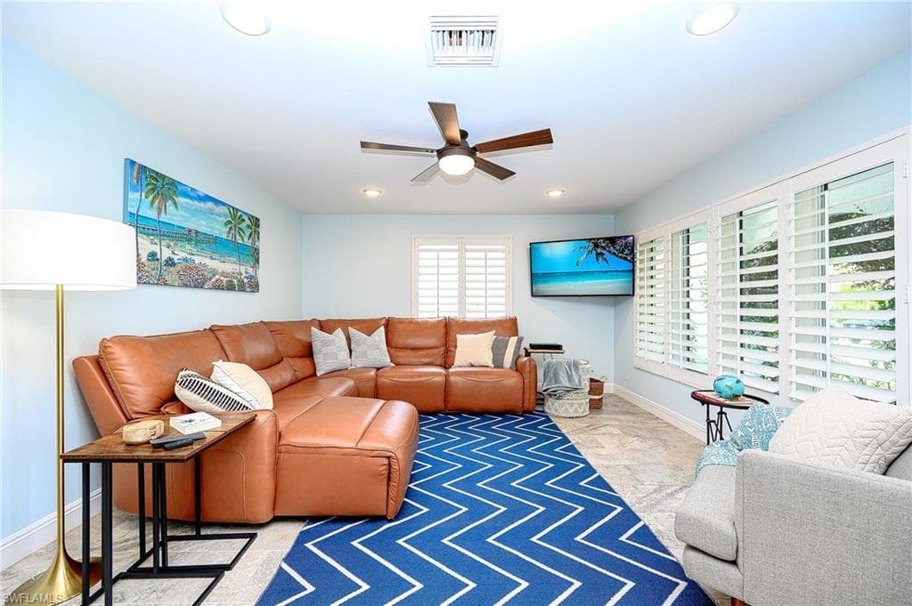 686 95th Ave N, Naples, FL 34108-4